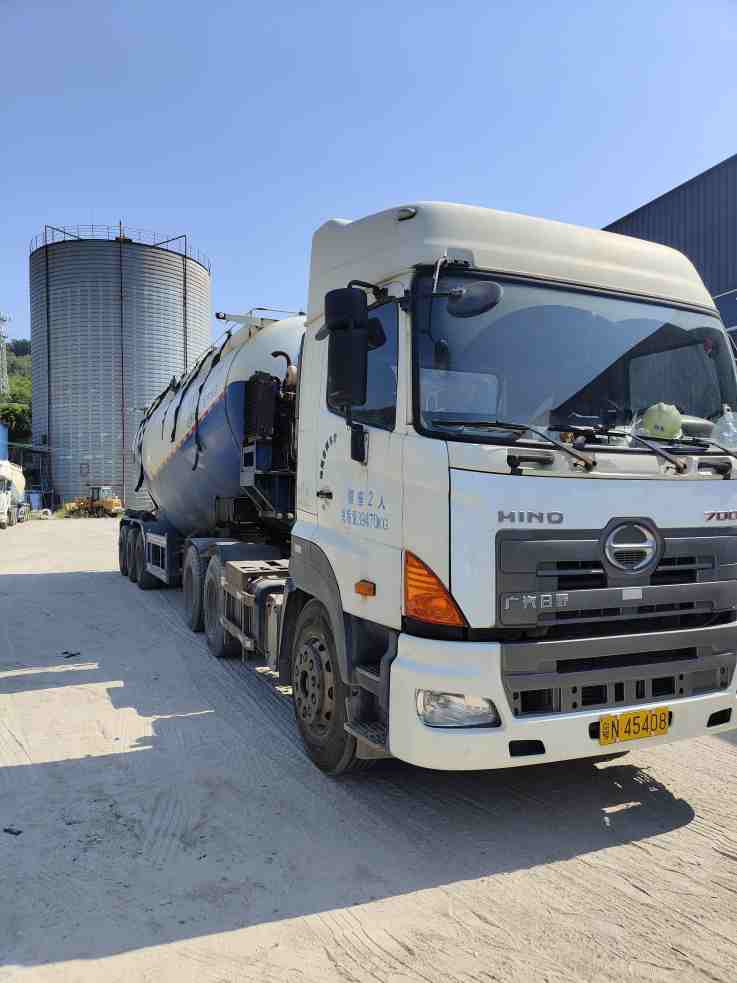 牵引车 日野700 420马力